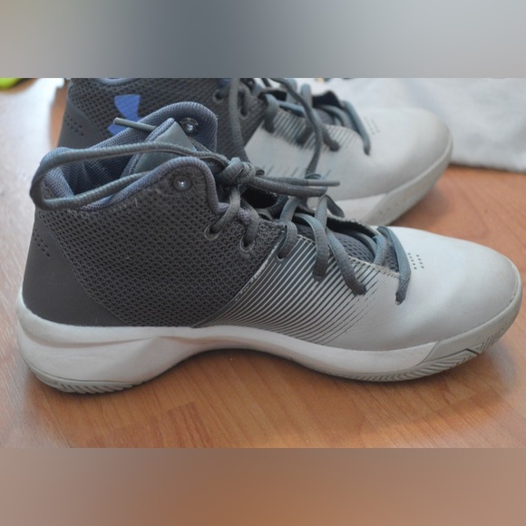 UNDERARMOUR GIRLS BASKETBALL SHOES/SNEAKERS - Picture 4 of 7